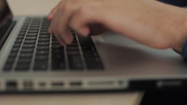 Primer plano manos masculinas escribiendo en el teclado fondo borroso. Dedos en el teclado. La cámara se mueve — Vídeos de Stock