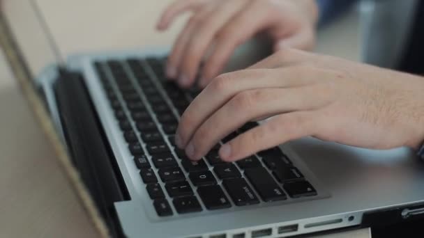 Fechar as mãos masculinas digitando no teclado Desfocado fundo. Dedos no teclado. A câmera está se movendo — Vídeo de Stock