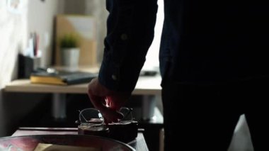 Genç erkek ev freelancer gözlük ve sarı saç gözlük açar alır ve Laptop istimal başlar. Ev İşyeri. Ev ofis.