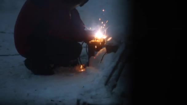 Welder welds metal in night time evening time. Winter. — Stock Video