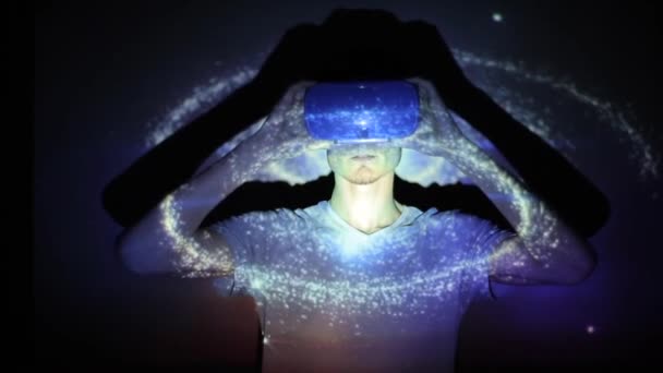Minsk, Weißrussland - 11. Juni 2019: Schöner kaukasischer Mann mit Virtual-Reality-Headset und fantastischer kosmisch-futuristischer virtueller Weltraumaufnahme im Hintergrund. — Stockvideo
