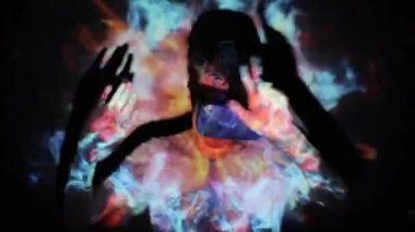 Minsk, Belarus-11 Haziran 2019: yakışıklı beyaz adam sanal gerçeklik kulaklık giyiyor ve güzel soyutmalar karşı dans