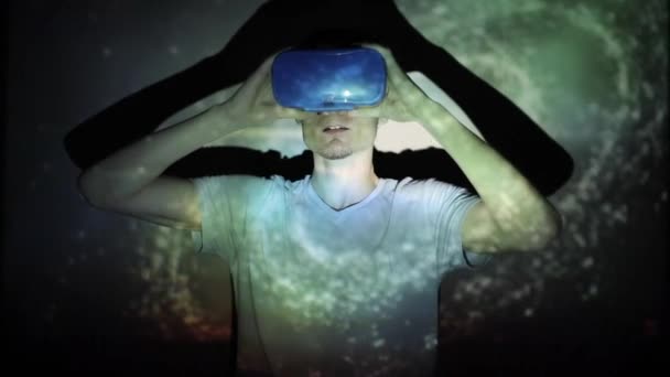 Minsk, Vitryssland-11 juni 2019: Handsome kaukasiska man bär Virtual Reality headset med fantastiska kosmiska futuristiska rymden virtuell avbildning på bakgrunden. — Stockvideo