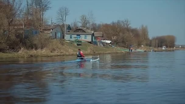 Vue arrière de l'athlète ramant sur la rivière en canot. Aviron, canoë, pagaie. Entraînement. Kayak. Tir de suivi — Video