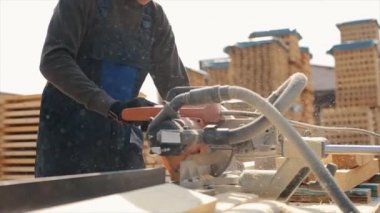 Endüstriyel genç marangoz işçi wearuniforn o ahşap kesme makinesi geliyor. adam ahşap plakalar keser.