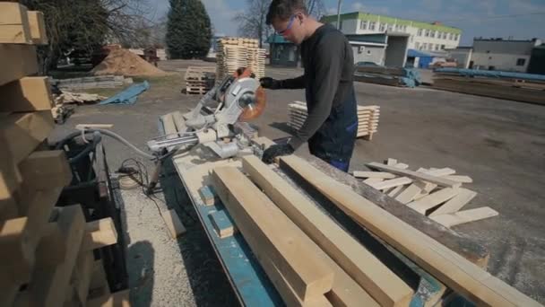 年轻的木匠工人穿制服,使用木材切割机. — 图库视频影像