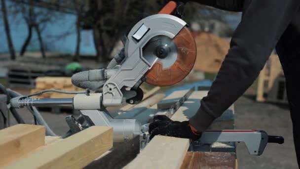 Close up of wood cutting machine cuts plank. Worker cuts wooden boards. — Stock Video