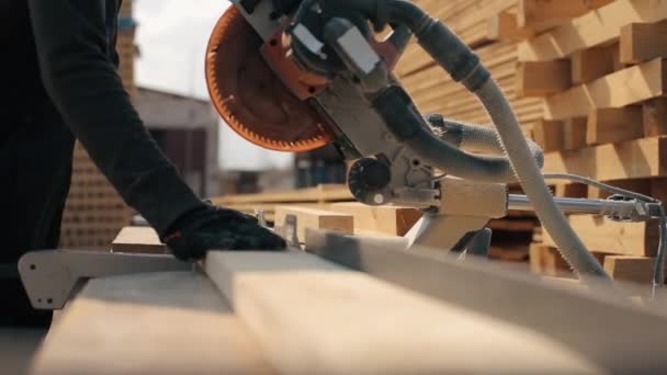 Primer plano de la máquina de corte de madera corta tablón. Trabajador corta tablas de madera . — Vídeo de stock