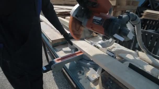 Primer plano de la máquina de corte de madera corta tablón. Trabajador corta tablas de madera . — Vídeo de stock