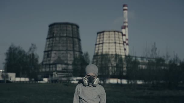 Close up retrato de menino vestindo poluição máscara contra chaminés de fábrica. Conceito de poluição atmosférica . — Vídeo de Stock