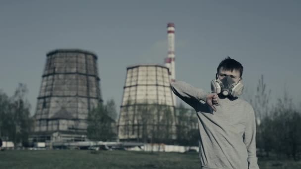 Protesta contra la contaminación del aire. Muestra el dedo contra las chimeneas de la fábrica. Adolescente muestra aversión porque los problemas ambientales . — Vídeos de Stock