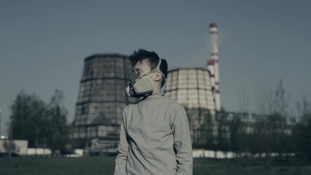 Niño en respirador máscara de gas contra la pipa de fumar industrial tomada de cerca. Concepto de contaminación ambiental . — Vídeos de Stock