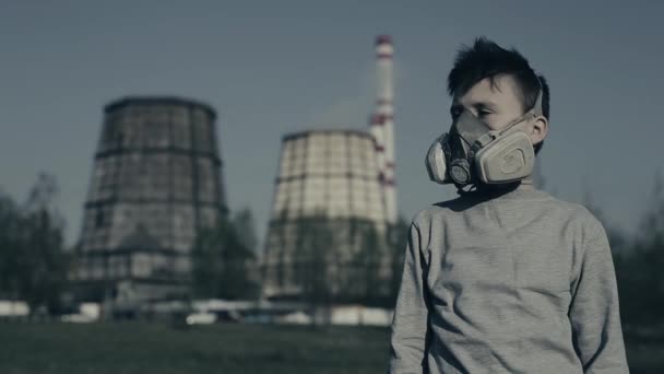 Jovem rapaz em máscara de gás respirador contra o cachimbo de fumar industrial tomada close-up. Conceito de poluição ambiental . — Vídeo de Stock