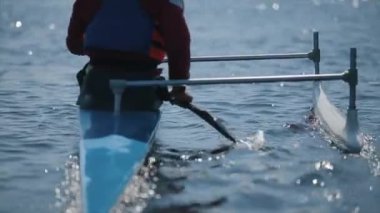 Bir kano Paddle kullanarak Engelliler atlet arka görünümü. Kürek, Kano, kürek çekme. Eğitim. Kayak. paraolympic spor. Engelli insanlar için Kano.