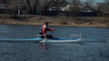 Bobruisk, Beyaz Rusya - 11 Mayıs 2019: Kanoyla nehirde kürek çekiyor. Kürek çekmek, kanoya binmek, kürek çekmek. Eğitim. Kayak. Takip Çekimi