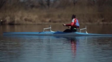 Bobruisk, Beyaz Rusya - 11 Mayıs 2019: Kanoda sporcu. Kürek çekmek, kanoya binmek, kürek çekmek. Eğitim. Kayak. Takip Atışı. Yavaş çekim