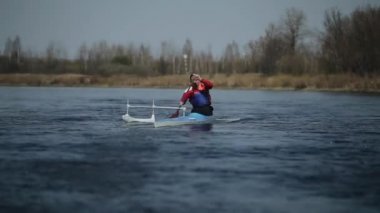 Kano içinde nehirde Engelli atlet kürek. Kürek, Kano, kürek çekme. Eğitim. Kayak. paraolympic spor. Engelli insanlar için Kano.