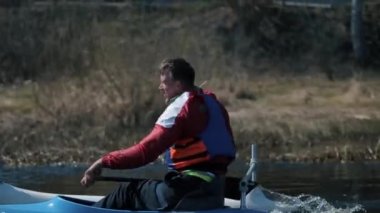 Kano içinde nehirde Engelli atlet kürek. Kürek, Kano, kürek çekme. Eğitim. Kayak. paraolympic spor. Engelliler için Kano. Çekim Takibi.
