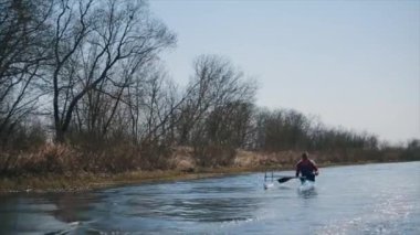 Nehirde bir kanoyla özürlü adam kürek çekiyor. Kürek, Kano, kürek çekme. Eğitim. Kayak. paraolympic spor