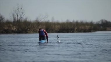 Bir kano nehir üzerinde kürek Engelli sporcu arka görünümü. Kürek çekmek, kanoya binmek, kürek çekmek. Eğitim. Kayak. paraolimpik spor. engelliler için kano.