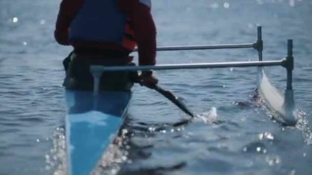 Vue arrière d'un athlète handicapé utilisant la pagaie dans un canot. Aviron, canoë, pagaie. Entraînement. Kayak. sport para-olympique. canot pour personnes handicapées . — Video