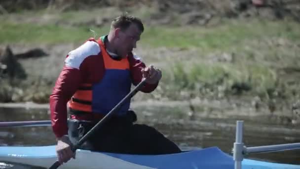 Bir kano Paddle kullanarak Engelliler atlet arka görünümü. Kürek, Kano, kürek çekme. Eğitim. Kayak. paraolympic spor. Engelli insanlar için Kano. — Stok video