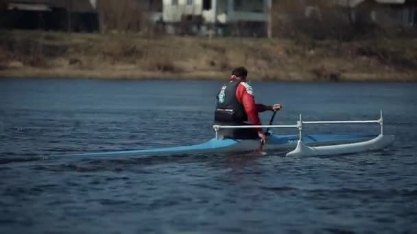 Bobruisk, Bielorrússia - 11 de maio de 2019: Atleta remando no rio em uma canoa. Remar, canoagem, remar. A treinar. Caiaque. Rastreamento disparado — Vídeo de Stock