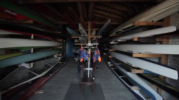 Bobruisk, Bielorrusia - 11 de mayo de 2019: almacén de canoa y kayak. Colección de vibrante colorido plástico recreativo canoa y kayaks . — Vídeos de Stock