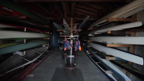 Bobruisk, Bielorrusia - 11 de mayo de 2019: almacén de canoa y kayak. Colección de vibrante colorido plástico recreativo canoa y kayaks . — Vídeos de Stock