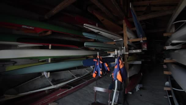 Bobruisk, Bielorussia - 11 maggio 2019: magazzino di canoa e kayak. Collezione di vibrante colorato canoa plastica ricreativa e kayak . — Video Stock