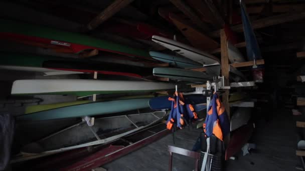 Bobruisk, Bielorrússia - 11 de maio de 2019: armazém de canoa e caiaque. Coleção de canoa recreativa de plástico colorido vibrante e caiaques . — Vídeo de Stock
