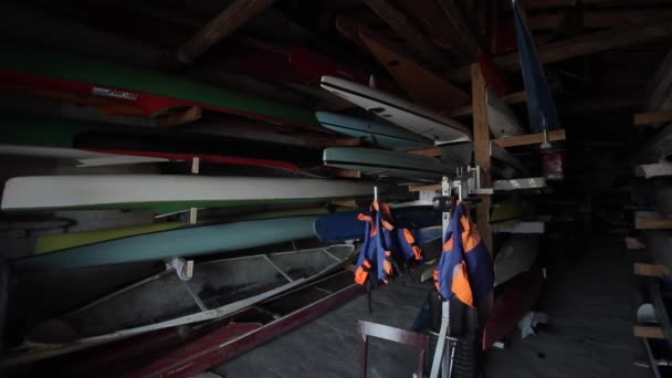 Bobruisk, Bielorrusia - 11 de mayo de 2019: almacén de canoa y kayak. Colección de vibrante colorido plástico recreativo canoa y kayaks . — Vídeos de Stock