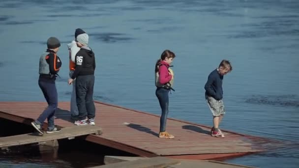 Bobruisk, Wit-Rusland-11 mei 2019: kinderen depble in het dok — Stockvideo