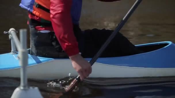 Bobruisk, Bielorussia - 11 maggio 2019: primo piano dell'atleta disabile che usa la pagaia in canoa. Canottaggio, canoa, canoa. Allenamento. Kayak. sport paraolimpico. canoa per disabili . — Video Stock