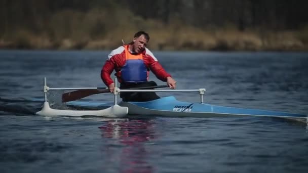 Bobruisk, Beyaz Rusya - 11 Mayıs 2019: Engelli atlet kanoyla nehirde kürek çekiyor. Kürek çekmek, kanoya binmek, kürek çekmek. Eğitim. Kayak. paraolimpik spor. engelliler için kano. — Stok video