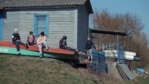 Bobruisk, Vitryssland-11 maj 2019: fyra pojkar barn som sitter på en båt på rodd bas. Pojke dansar modern dans. — Stockvideo