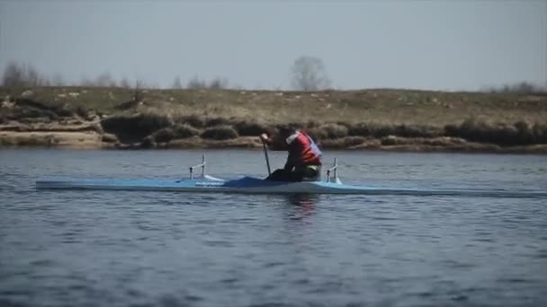 Bobruisk, Bielorrússia - 11 de maio de 2019: Homem remando em uma canoa. Remar, canoagem, remar. A treinar. Caiaque. Rastreamento disparado . — Vídeo de Stock