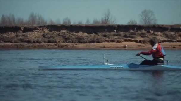 Bobruisk, Biélorussie - 11 mai 2019 : Homme ramant en canot. Aviron, canoë, pagaie. Entraînement. Kayak. Suivi de tir. L'oiseau vole en arrière-plan — Video