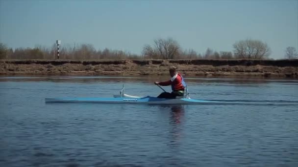 Bobruisk, Biélorussie - 11 mai 2019 : Homme ramant en canot. Aviron, canoë, pagaie. Entraînement. Kayak. Suivi de tir. Mouvement lent — Video