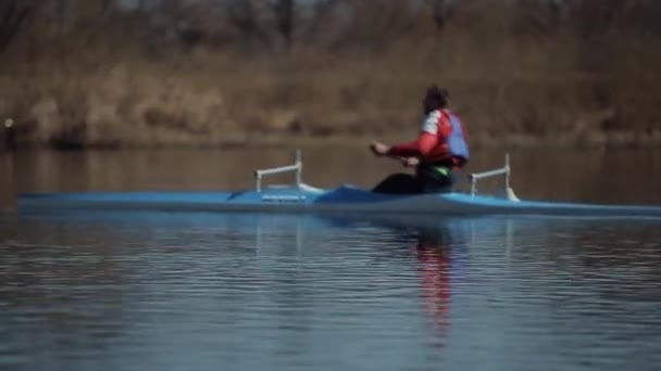 Bobruisk, Belarús - 11 de mayo de 2019: Deportista en canoa. Remo, piragüismo, remo. Entrenamiento. Kayak. Tracking Shot. Movimiento lento — Vídeo de stock