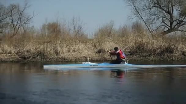 Bobruisk, Bielorrusia - 11 de mayo de 2019: Tracking shot of handicapped sportsman rewing on the river in a canoe. Remo, piragüismo, remo. Entrenamiento. Kayak. deporte paraolímpico. canoa para personas con discapacidad . — Vídeos de Stock