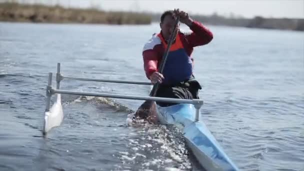 Zbliżenie portret niepełnosprawny sportowiec Wioślarstwo na rzece w kajaku. Wioślarstwo, kajakarstwo, brodzik. Szkolenia. Kajak. sportu Paraolimpijskiego. kajakiem dla osób niepełnosprawnych. Zwolnionym — Wideo stockowe