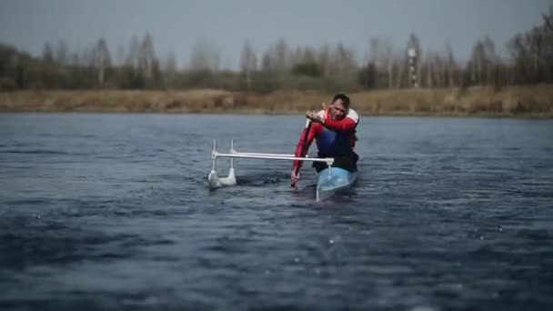 Behindertensportler rudert im Kanu auf dem Fluss. Rudern, Kanufahren, Paddeln. Ausbildung. Kajakfahren. paraolympischer Sport. Kanu für Behinderte. — Stockvideo