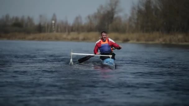 Спортсмен-інвалід веслує на річці в каное. Веслування, катання на каное, веслування. Навчання. Каякинг. Паралімпійський спорт. каное для інвалідів . — стокове відео