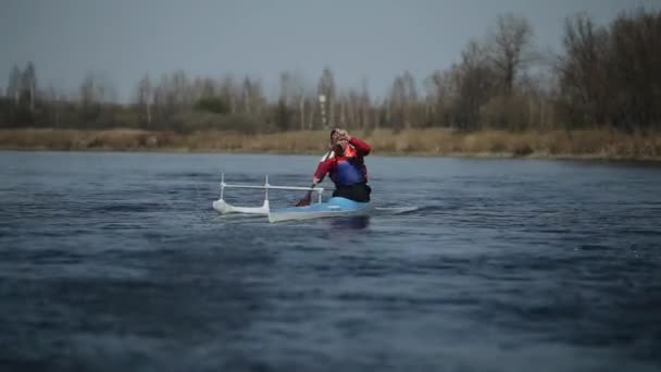 Atleta discapacitado remando en el río en una canoa. Remo, piragüismo, remo. Entrenamiento. Kayak. deporte paraolímpico. canoa para personas con discapacidad . — Vídeo de stock