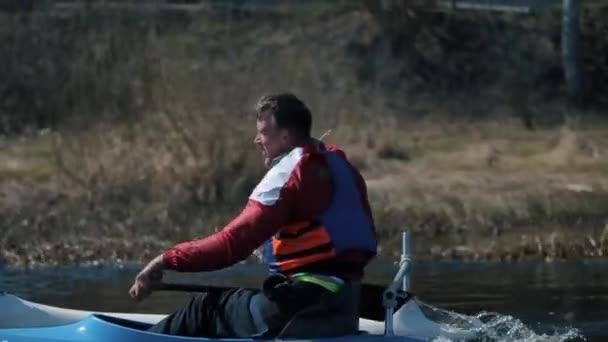 Atleta discapacitado remando en el río en una canoa. Remo, piragüismo, remo. Entrenamiento. Kayak. deporte paraolímpico. canoa para personas con discapacidad. Tiro de seguimiento . — Vídeo de stock