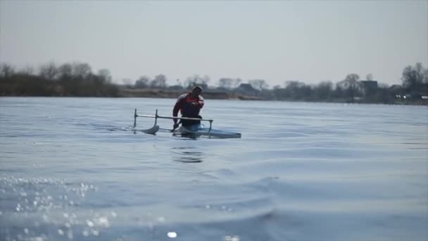 Hombre discapacitado remando en el río en una canoa. Remo, piragüismo, remo. Entrenamiento. Kayak. deporte paraolímpico — Vídeos de Stock