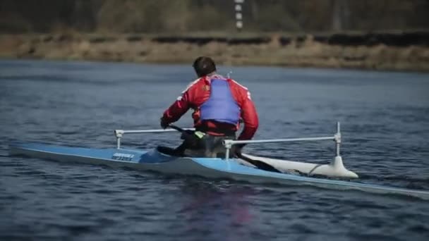 Mann rudert in einem Kanu. Rudern, Kanufahren, Paddeln. Ausbildung. Kajakfahren. Kamerafahrt. — Stockvideo