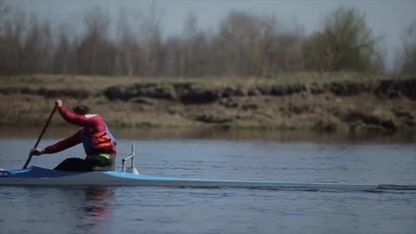 Homem a remar numa canoa. Remar, canoagem, remar. A treinar. Caiaque. Rastreamento disparado. Movimento lento — Vídeo de Stock