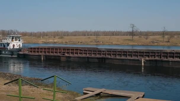 Antigua barcaza en el río . — Vídeos de Stock